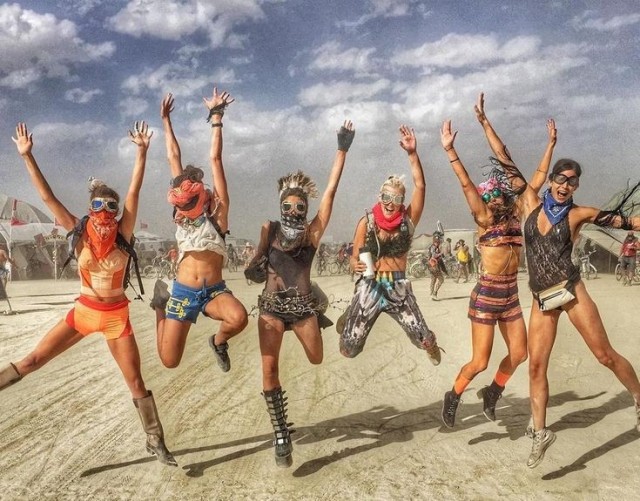 Burning Man — ежегодный фестиваль в пустыне Блэк-Рок (Невада, США), где на неделю создается временный город Блэк-Рок-Сити. Фестиваль основан на принципах радикального самовыражения, искусстве, экономике дарения (без денег) и правиле «не оставляй след