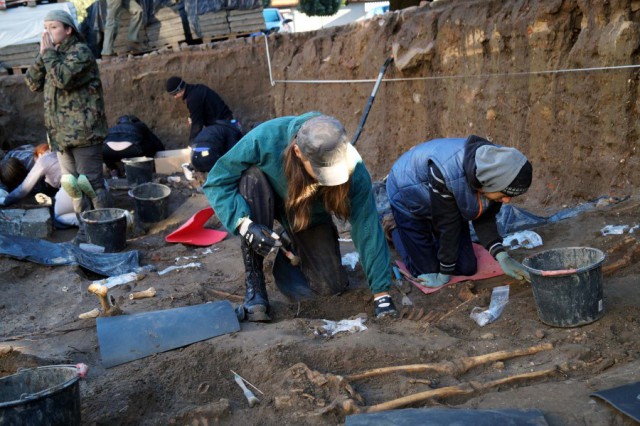 Археологические раскопки на средневековом кладбище