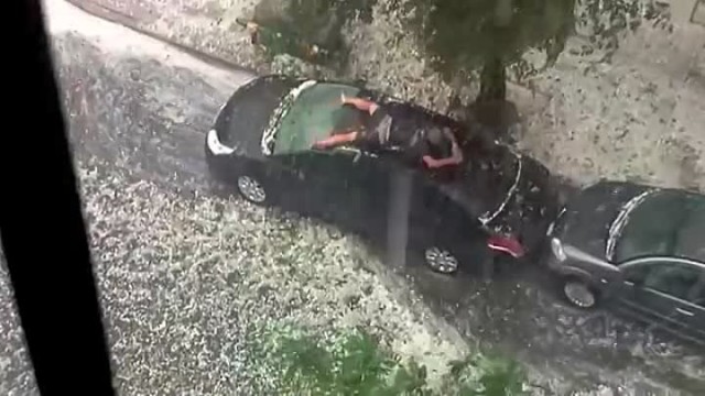 Град размером с бейсбольный мяч обрушился на автосалон и разбил 380 новых машин