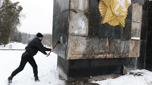 Во Львове снесли Монумент славы в честь советских воинов