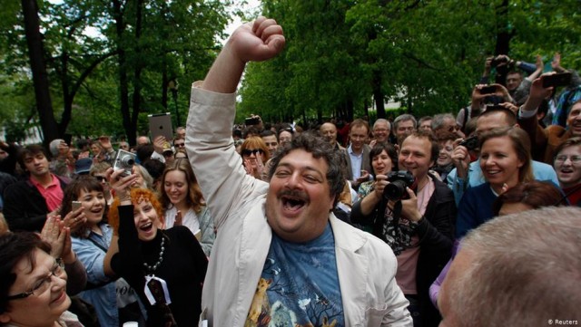 Навальный заявил о блокировке банковских счетов у членов его семьи