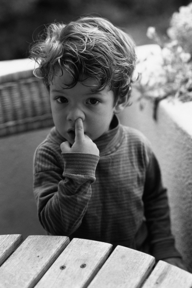 Ребенок ковыряется в носу. Зуб для зубочисток. Нос девушки. Ковыряние в носу. Ковыряние в носу картинки.