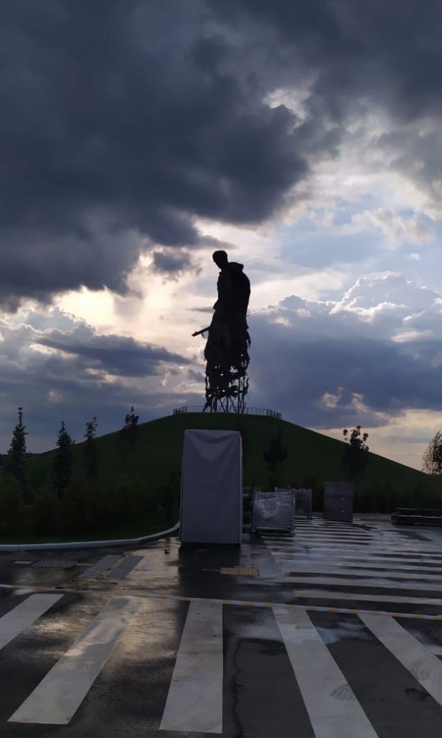 Ржевский мемориал Советскому Солдату⁠⁠ в вечернее время