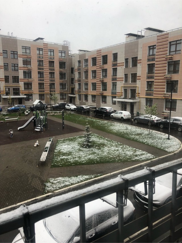 Май, Снег, Москва