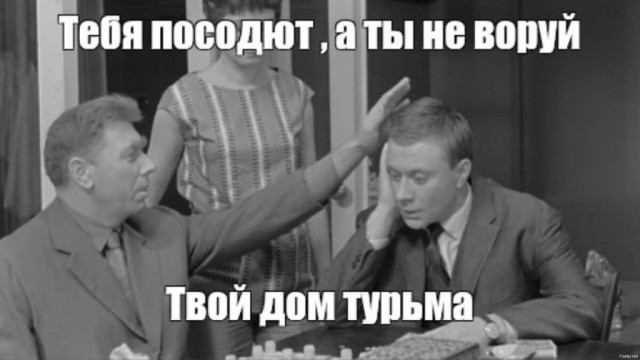 Парочка загрузила полный багажник тротуарной плиткой и уехала