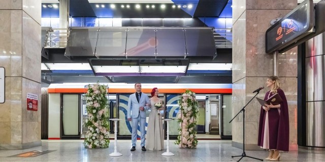 Свадьба в ночном метро Москвы. Четыре пары узаконили свои отношения на глубине 30 метров