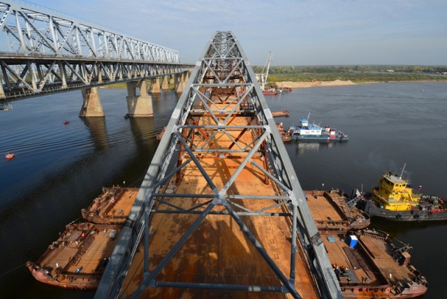 Монтаж первого пролета моста через Волгу