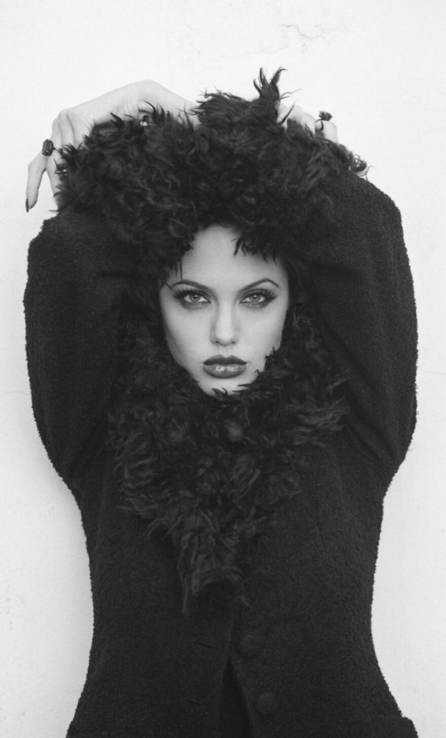 18 смелых фото юной Анджелины Джоли, показывающие, что она всегда была горячей штучкой