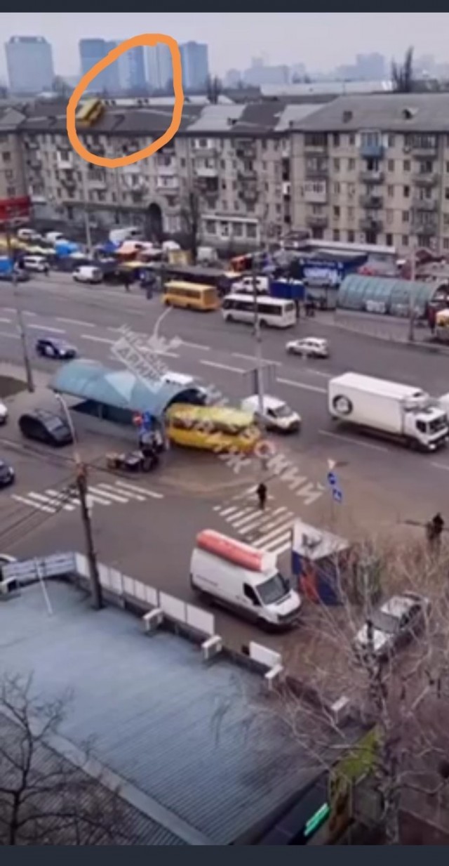 Странный маневр киевского автобуса
