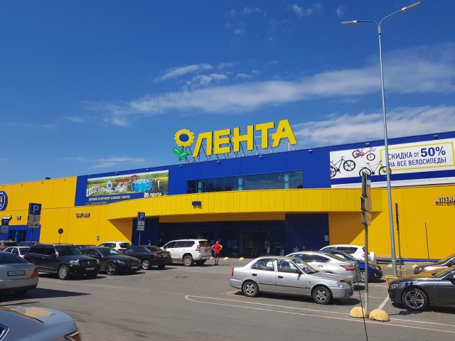 Пенсионер в Подмосковье донес на школьницу из-за сине-желтой одежды.