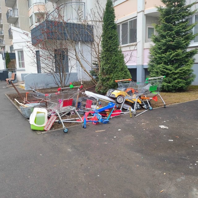 На востоке Москвы управляющая компания выбросила на улицу имущество жильцов, которое они хранили в подъезде