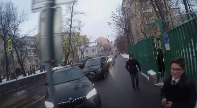 Ребенка надо за руку держать и по сторонам смотреть, тогда не будет бед.