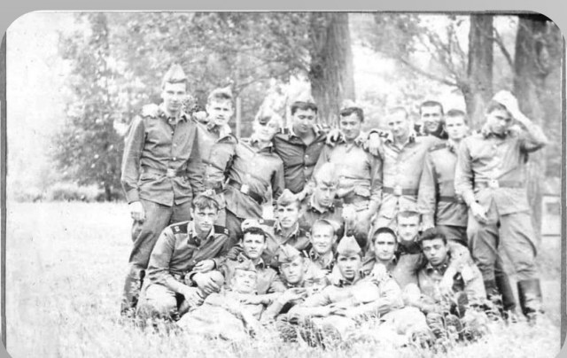 А давайте в честь праздника, выкладывать свои армейские фотки уважаемые яповцы