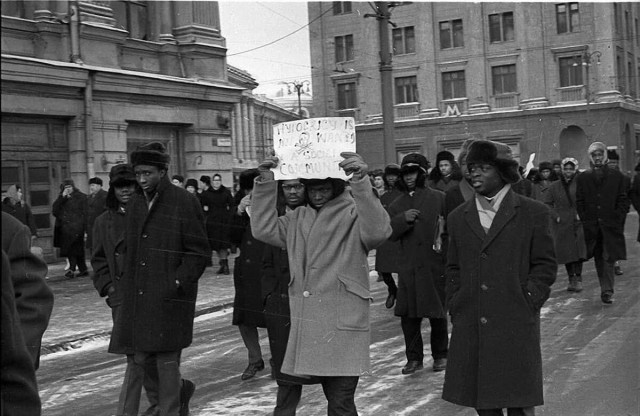 Десятки китайцев собрались возле ГУМа в Москве с флагами и что-то кричат