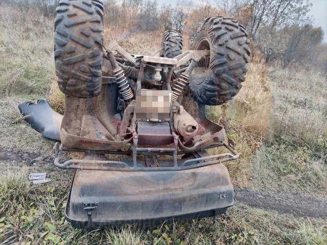 Сверхразум из брянской области посадил за руль квадроцикла двух своих малолетних сыновей. В итоге жив остался один