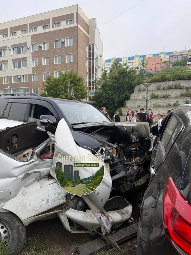 12-летний мальчик устроил массовую аварию во Владивостоке, протаранив пять припаркованных машин