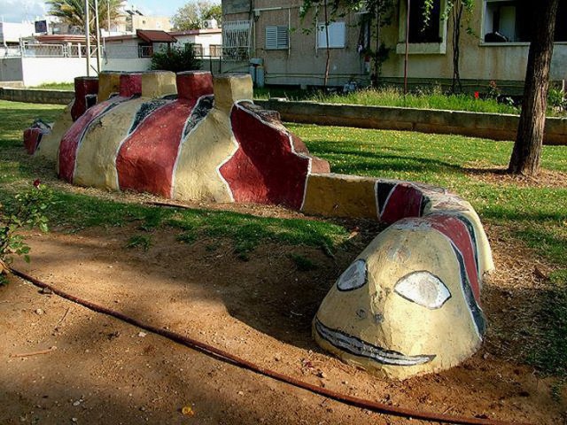 Суровые российские детские площадки