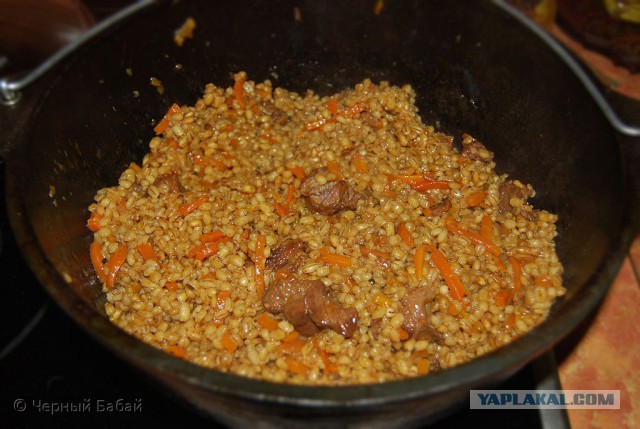 Перловая каша с мясом. Перловка с говядиной в казане. Плов из перловки с мясом в казане. Перловка с говядиной в казане. Перловка с мясом в мультиварке.