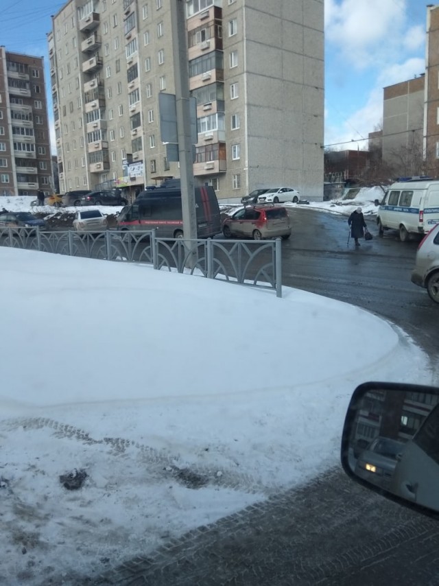 Несколько часов назад в Первоуральске муж зарезал бывшую жену и ранил ножом пристава прямо в суде. Сейчас его ищут