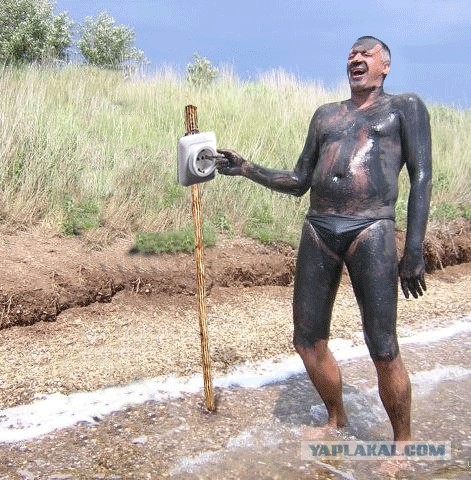 Фотожаба: Пляжники у нефтяного танкера