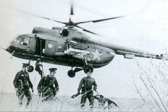 Пограничник перед увольнением в запас прощается со служебной собакой, 1980-е
