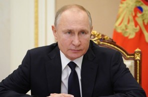 Путин: США обманывают людей, связывая рост цен на бензин с запретом ввоза нефти из РФ