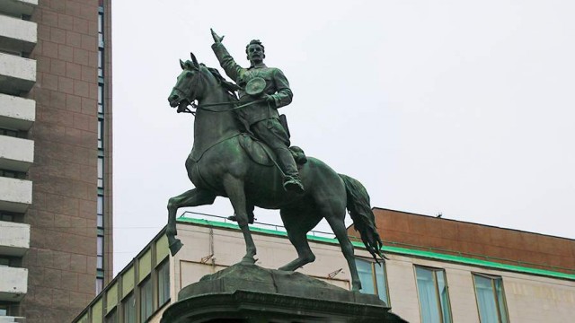 В Киеве предложили снести памятник Щорсу, но оставить коня, на котором он сидит