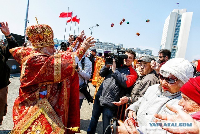 В РПЦ предложили наказывать пошлых артистов тухлыми яйцами