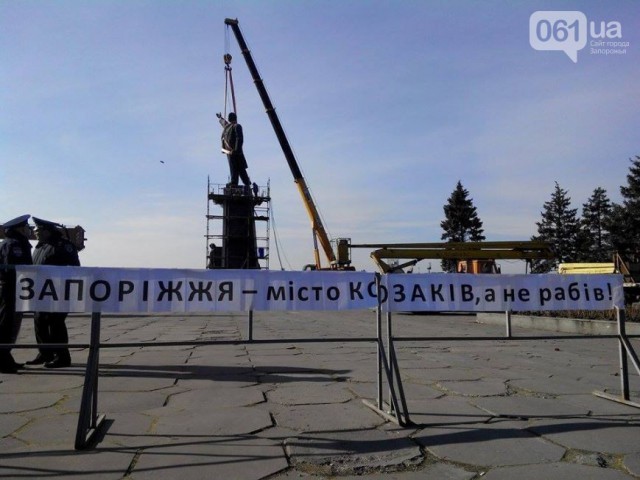 Демонтаж памятника Ленину в Запорожье