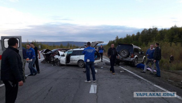 Два человека погибли в массовом ДТП во время гонки стритрейсеров в Магадане