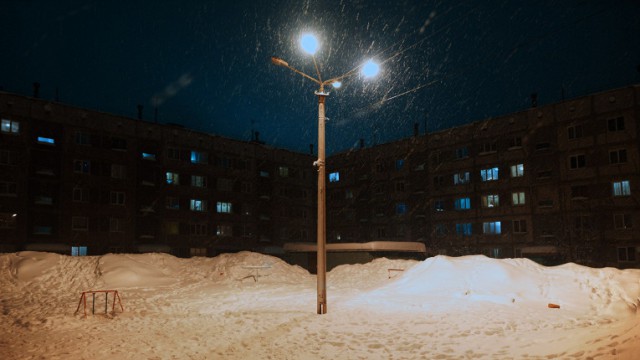 Фотограф снимает окраины города, превращая действительность в кадры «Бегущего по лезвию»