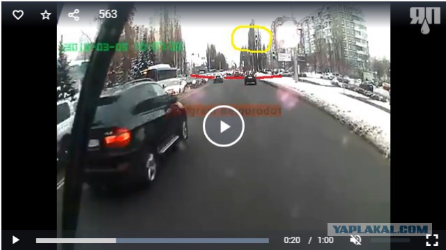 В Белгороде водитель на BMW хотел проскочить, но влетел в пешеходов на тротуаре