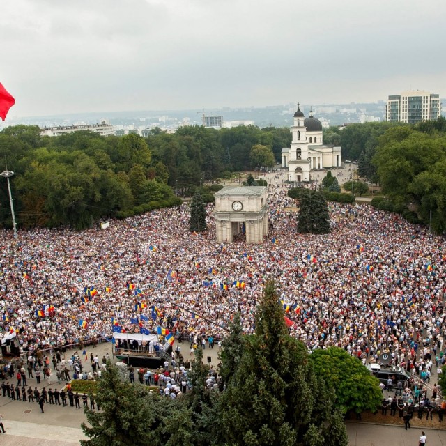 «Майя, прощай», «Долой Санду!»