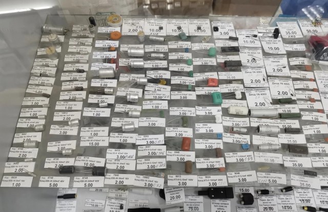 Где купить советские радиолампы и антикварные реле? Магазин «Радиотовары» в Саратове, который можно посещать как музей