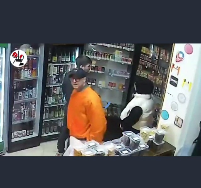 Продавца били, снимая с него штаны
