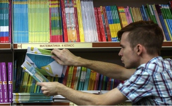 А мы то думаем, почему учебники в школах дорогие...