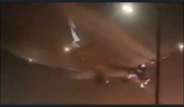 Это не дым из двигателя, это шлейф из водяного пара