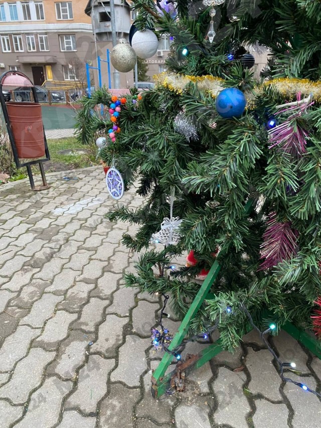Управляющая компания ЖК «Царицыно» снова попыталась угодить жителям с новогодним декором, и снова — безуспешно.