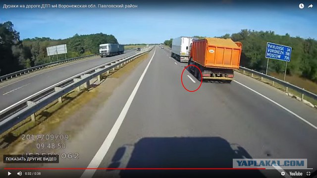 В Воронежской области обочечник жестко встрял между камазами