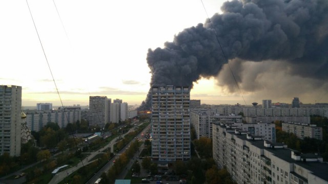 Масштабный пожар в Москве: горит торговый центр