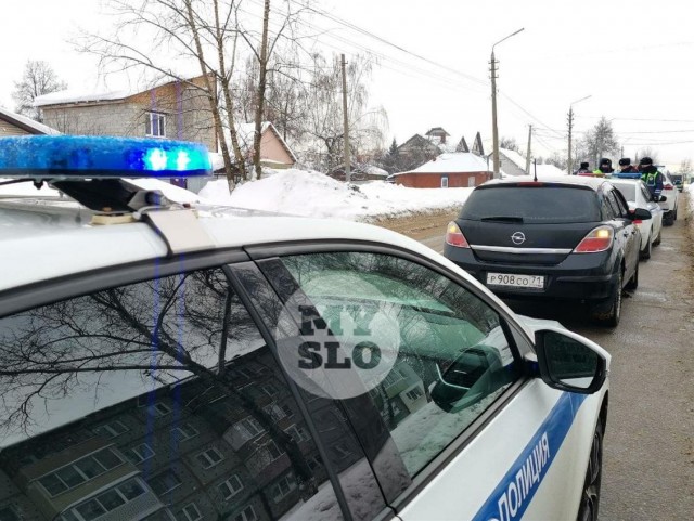 В Туле нетерпеливый водитель "Ниссана" не хотел ждать, пока из Skoda выйдет мужчина и просто решил наехать на него