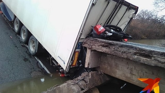 В Подмосковье рухнул автомобильный мост через реку Пахру