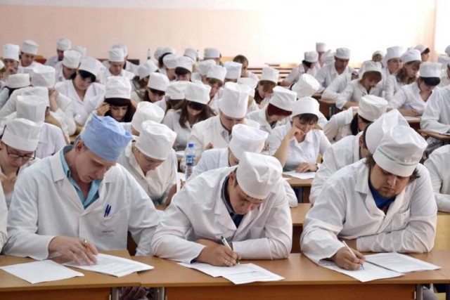 Выпускники медвузов смогут отработать 3 года в коммерческих клиниках