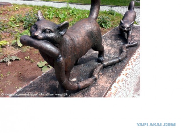 В Абакане установили памятник котам, ворующим сосиски