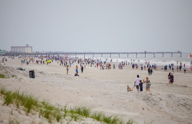 Пляжи Флориды наполнились людьми всего через 24 часа после того, как они были открыты