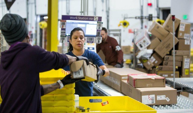 Роботизация складов Amazon привела к росту травм на 50% и усилению нагрузки на людей