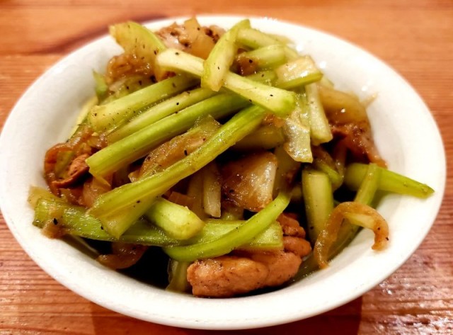 Цыпа Сельдереевна. Курица,лук,сельдерей.