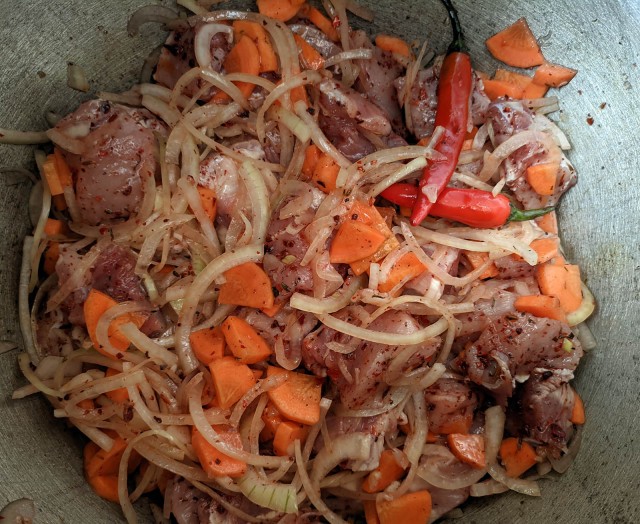 Тушёная свинина с картошкой в афганском казане