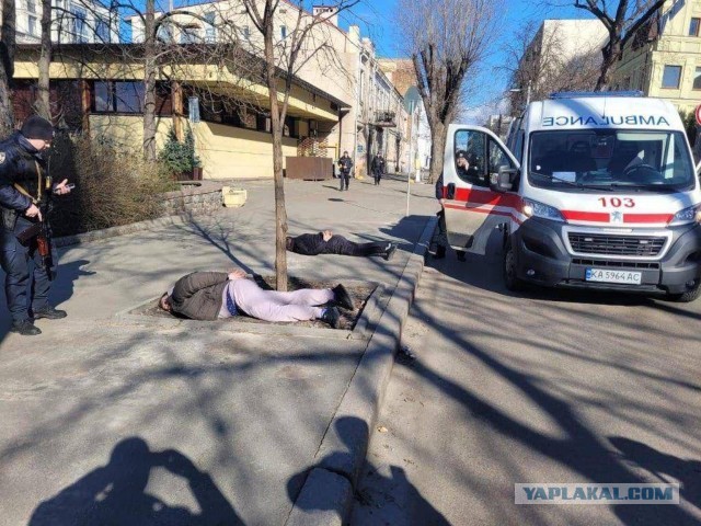 Киев. Нацисты просто остановили машину и старику ноги прострелили