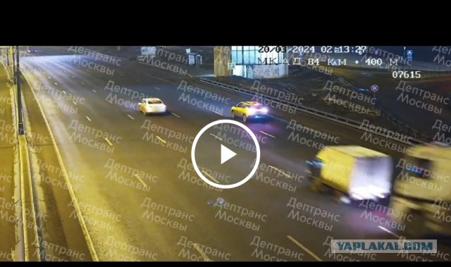 Внимание, на МКАДе новый тренд. Теперь недостаточно просто стоять посреди проезжей части